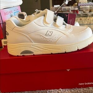 NIB NWT New Balance Women’s White Sneakers WW811VW